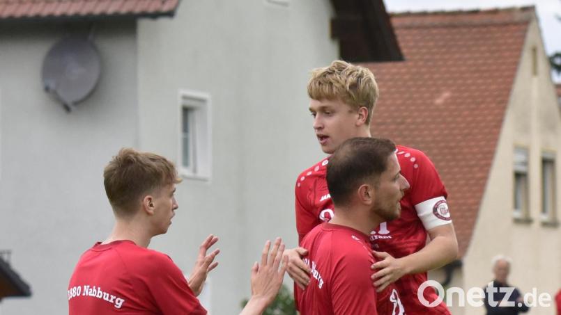 Patrick Bauer (von links), Tarkan Özdemir und Finn Grünauer kommen mit dem TV Nabburg derzeit kaum aus dem Jubeln raus. Ob der Höhenflug auch beim Derby am Samstag beim TSV Stulln anhält? Bild: mhs