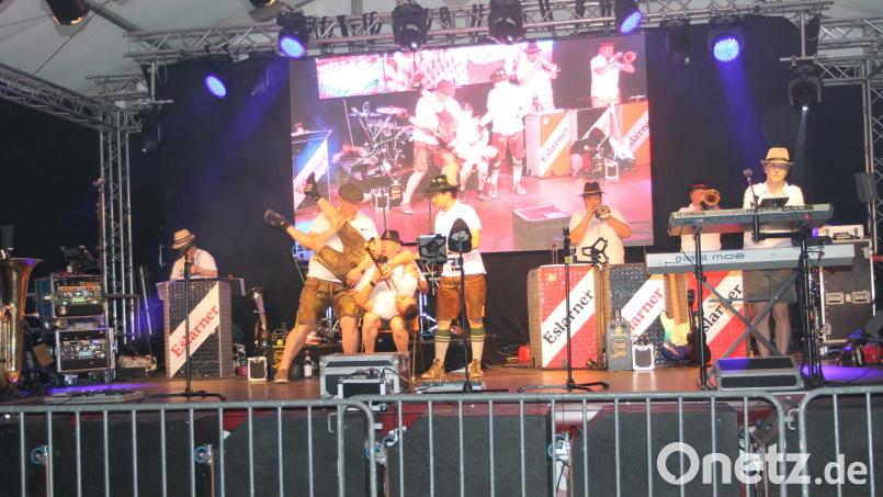 Die &quot;Eslarner&quot; sorgen auch bei ihren kommenden Auftritten für Stimmung. Das Bild zeigt die Band bei einem Auftritt 2023. Archivbild: pi