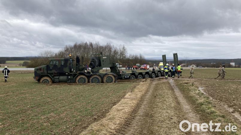 Zwischen Großschönbrunn und Atzmannsricht wollte der Fahrer eines Sattelzuges wenden. Bei dem Manöver blieb das schwere Gefährt, das Teil eines Militärkonvois der US-Army war, im Acker stecken. Bild: piau