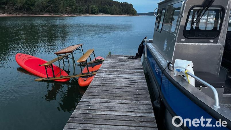 Das Trio war auf einer Konstruktion aus Surfbrettern und einer Bierbank auf dem Brombachsee unterwegs. Bild: Polizei Mittelfranken/dpa
