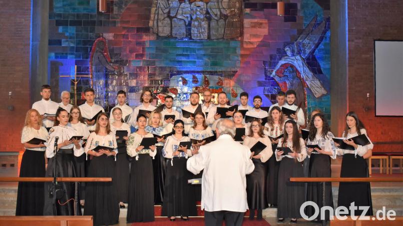 Im Rahmen des &quot;Festivals junger Künstler Bayreuth&quot; trat die Capella Transylvanica unter der Leitung von Cornel Groza in der Friedenskirche Grafenwöhr auf. Bild: rgr
