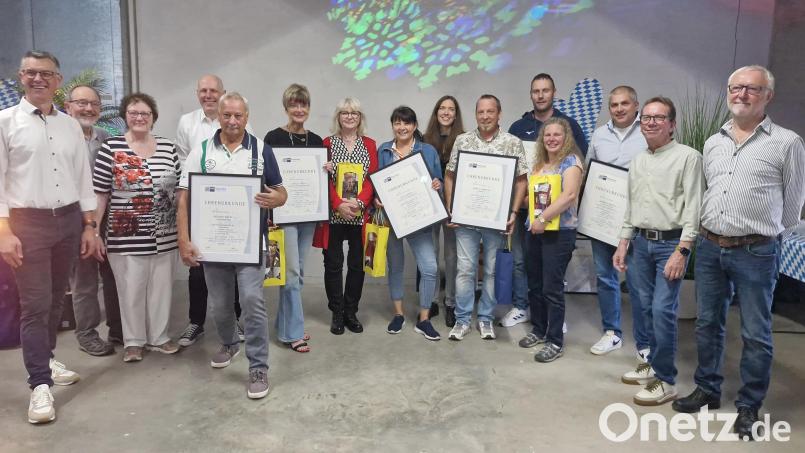 Treue Mitarbeiterinnen und Mitarbeiter ehrte das Möbelhaus Gleißner. Von links Manfred Göhl, Johann Kulzer, Liselotte Kulzer, Jörg Kulzer, Roland Häckl sen., Sybille Mirus, Maria Bergmann, Iris Bartsch, Johanna Stief, Marco Sommer, Thomas Härtl, Daniela Hoyer, Markus Mayer, Wolfgang Horn und Herbert Plank. Bild: Stephanie Vetter