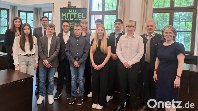 Schulamtsdirektorin Martina Puff und Landrat Roland Grillmeier (von rechts) sowie die stv. Vorsitzende des Arbeitskreises Wirtschaft/Schule Linda Wunderlich (links) und der stellvertretende. Schulamtsdirektor Armin Engel (Dritter von links) gratulierten allen Schülerinnen und Schüler zu den hervorragenden Leistungen. Bild: Fabian Polster