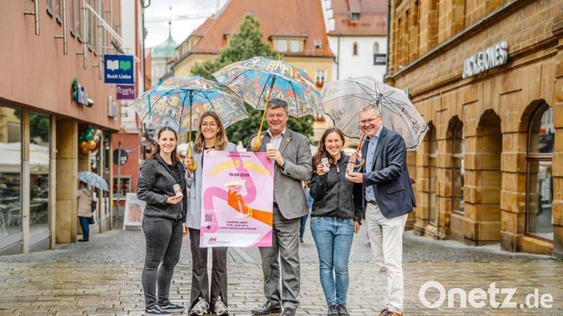 Lisa Höhne (Ladies Circle) Mirjam Dettling (Wirtschaftsförderung Amberg), Karlheinz Brandelik (Wirtschaftsförderung Amberg), Ann-Julie Trepesch (Ladies Circle) und Oberbürgermeister Michael Cerny (von links) freuen sich auf die zweite Ladies Night in Amberg. Bild: Michael Golinski