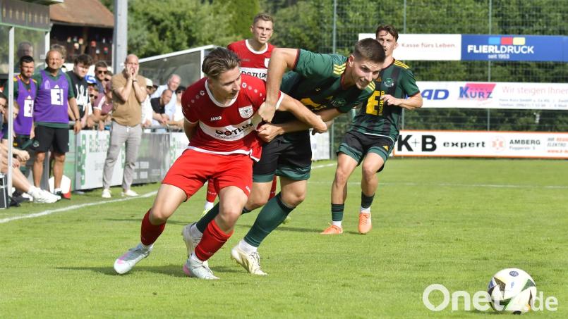 Präsenz und Zweikampfstärke sind für die DJK Ammerthal auch gegen die SG Quelle Fürth gefordert. Archivbild: Hubert Ziegler