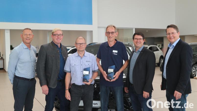 Christian Kaluza (Dritter von links) und Christian Miodecki (Dritter von rechts) wurden für 25 Jahre Betriebszugehörigkeit bei Fischer Automobile geehrt. Bild: Sabrina Dawidowski, Fischer Automobile