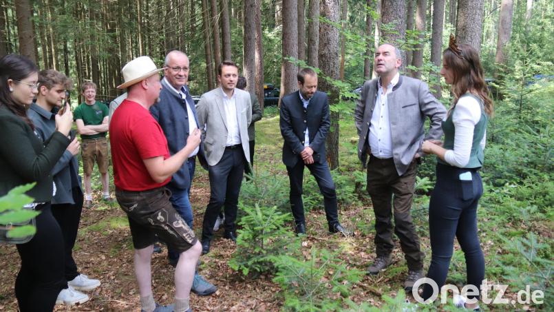 Der stellvertretende Ministerpräsident Hubert Aiwanger (Zweiter von rechts, zusammen mit der Delegation) ist beeindruckt vom Wald der Familien Vogl. Bild: Stephanie Bucher