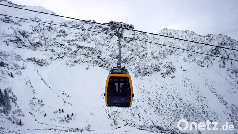 Eine Gondel der neuen Nebelhornbahn fährt in Richtung Gipfel. Symbolbild: Karl-Josef Hildenbrand/dpa