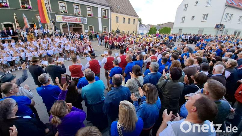Das Heimatfest wurde am Freitag um 18 Uhr mit einem Sterneneinmarsch der Blaskapellen eingeläutet. Es folgte ein Standkonzert am Marktplatz. Mit dabei war auch die Eslarner Blasmusik. Bild: gz