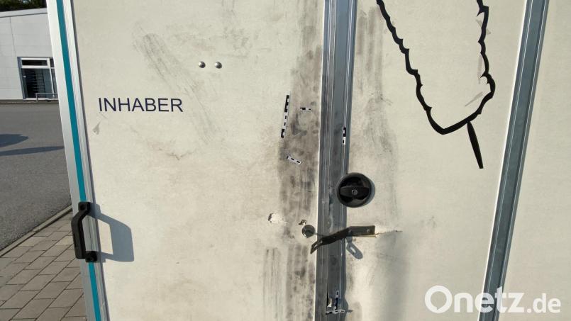 In der Regensburger Straße in Schwandorf hebelten unbekannte Täter die Tür eines Dönerwagens auf. Bild: PI Schwandorf