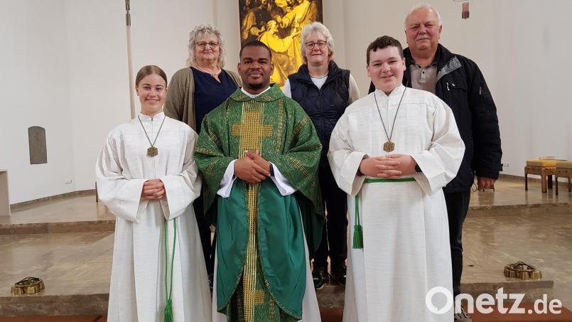 Pater Peter Uchechukwu Iwueze aus Nigeria hat die Urlaubsvertretung in der Pfarrei Moosbach während der Ferienzeit im August inne. Er wurde von den Ministranten sowie der Mesnerin Maria Bayer-Schmidt, der PGR-Sprecherin Liese Völkl und Diakon Herbert Sturm begrüßt (von links). Bild: gi