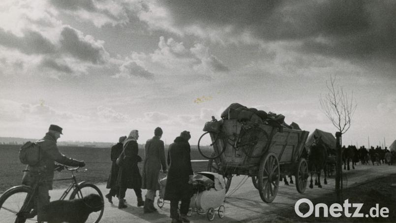 Weil es streng verboten war, die Flüchtlingstrecks zu fotografieren, existieren nur wenige, von der nationalsozialistischen Propaganda erlaubte Fotos. Dieses hier zeigt den Flücktlingstreck aus Lübchen in Niederschlesien 1945. Etwa 350 Menschen flüchteten aus dem Dorf vor der vorrückenden Roten Armee. Ein ähnliche Situation, mit der wenige Monate später auch die Leisnitzer konfrontiert waren. Bild: : Dokumentationszentrum Flucht, Vertreibung, Versöhnung; Foto: Tschira