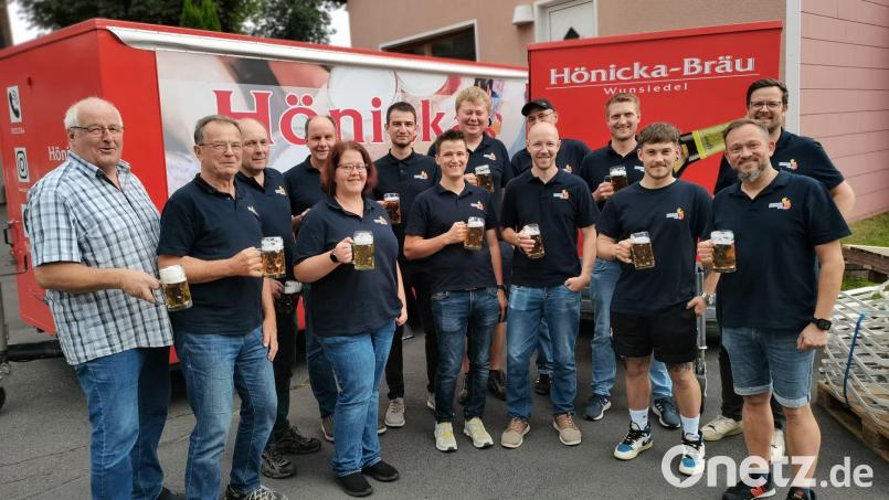 Das Organisationsteam hat das Festbier getestet und für sehr gut befunden. Bild: Michael Meier