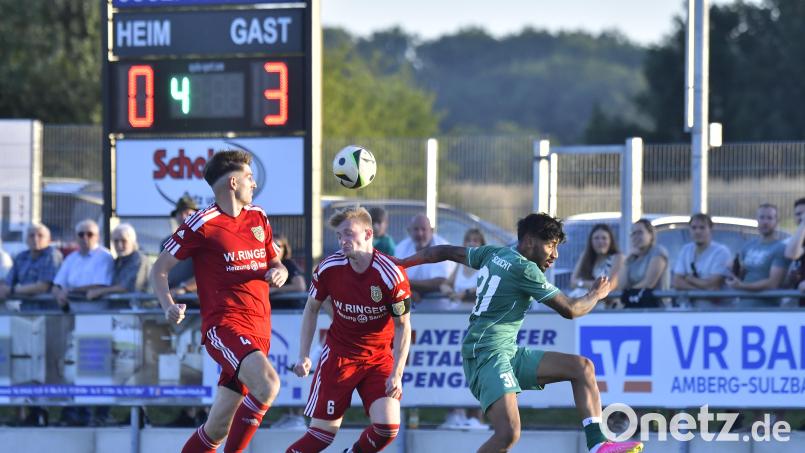 Auch in den ungewohnten roten Trikots trumpfte der SV Hahnbach an einem Freitagabend auf. Beim 1. FC Schlicht gab es einen deutlichen 4:0-Sieg. Bild: Hubert Ziegler