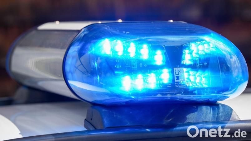 Beamte der Polizeiinspektion Schwandorf erwischten einen Mann, der ohne Führerschein unterwegs war. Es ist nicht das erste Mal, dass er beim Schwarzfahren aufgehalten wurde. Symbolbild: Soeren Stache/dpa