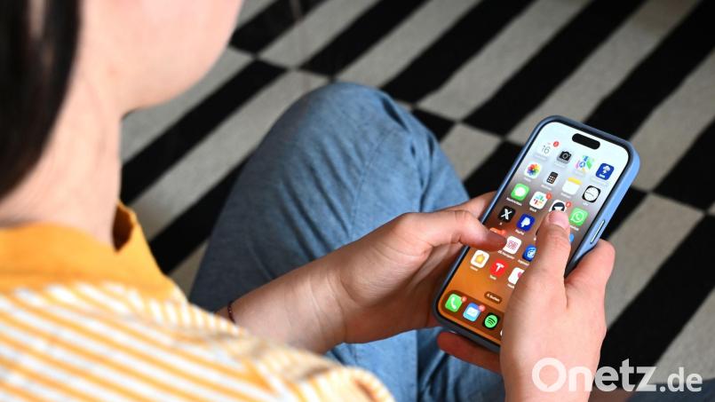 Eltern wollen laut einer neuen Umfrage ein Handy-Verbot an Schulen. (Symbolbild) Bild: Elisa Schu/dpa