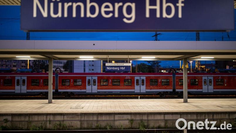 Der Brand eines Triebwagens sorgte für die Sperrung des Nürnberger Hauptbahnhofs. (Archivbild) Bild: Daniel Karmann/dpa