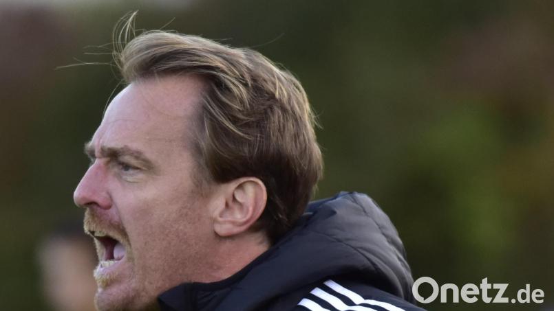 Alexander Hadasch, der Trainer des 1. FC Schwarzenfeld, war nach der Heimniederlage bedient. Bild: ham