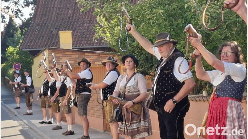 Die Böllerschützen verkünden mit ihren Schüssen den Start der Kirwa in Schmidgaden. Bild: jua