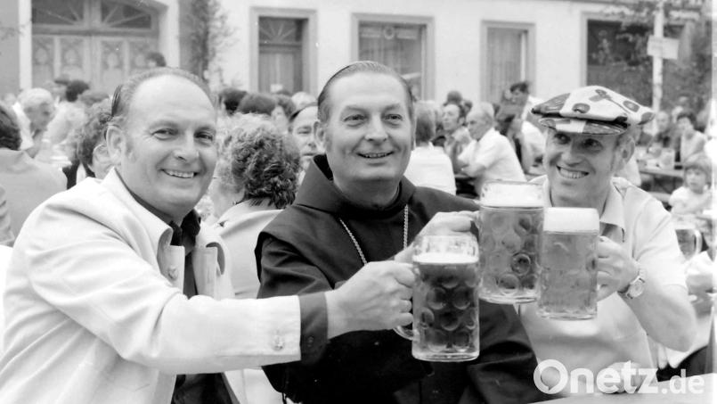 Der wohl prominenteste Marktplatzfestbesucher, den man in 50 Jahren Marktplatzfest begrüßen konnte, war Bischof Antonio Eduardo Bösl (Mitte). Gemeinsam mit Bürgermeister Willi Bösl (links), dem Bruder des Bischofs, stieß Sepp Uschold (rechts) auf das Gelingen des Festes an. Archivbild: u