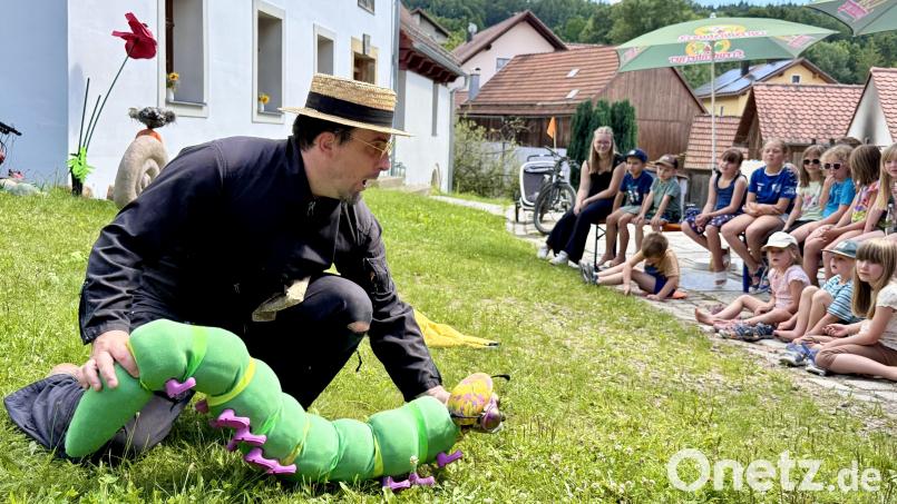Michael Pöllmann mit der Raupe Lysandro, die sich etwas später in einen wunderschönen Schmetterling verwandelte. Bild: Ina Piehler