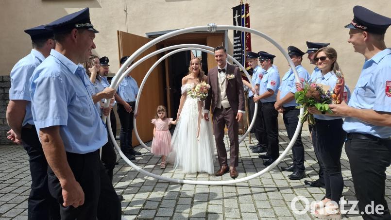 Die Feuerwehren standen schon Spalier, als Johannes und Angelina Hösl mit dem Brautmädchen, Nichte Sophia, die Marienkirche in Nabburg verließen. Bild: jua