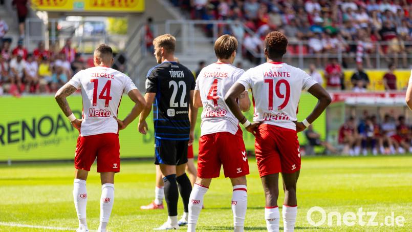 Frustrierte Jahn-Spieler, die Hände in den Hüften: Der SSV Jahn verlor gegen den MSV Duisburg mit 0:4. Bild: Sascha Janne