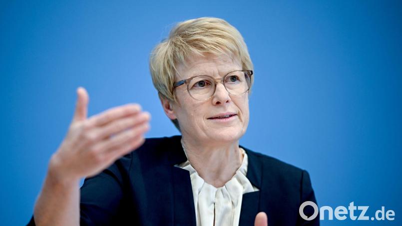 „Wenn man den Menschen Versprechungen macht, die man am Ende nicht halten kann, dann sorgen sie nicht privat vor, obwohl viele es könnten“, meint die Wirtschaftsweise Veronika Grimm. (Archivbild) Bild: Britta Pedersen/dpa
