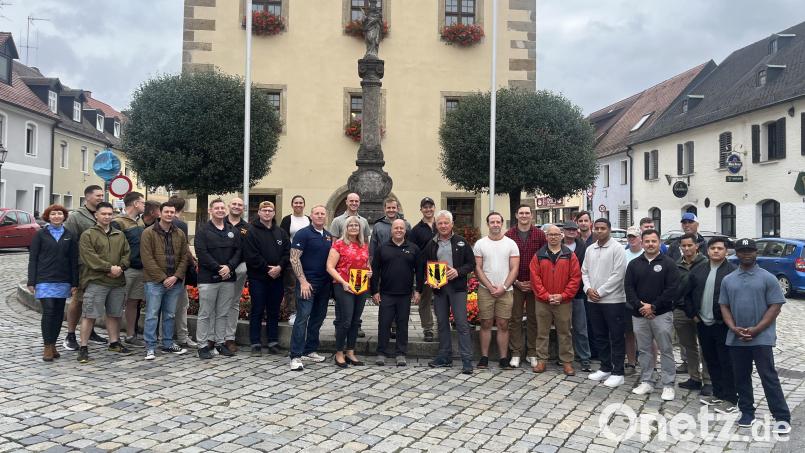 Die Pateneinheit der 41. US-Feldartilleriebrigade war auf Erkundungstour auf dem Übungsplatz, im Museum und im Rathaus. Zweite Bürgermeisterin Anita Heßler empfing die Amerikaner im Rathaus, Gerald Morgenstern (jeweils mit Wappen) führte durch den Übungsplatz Bild: Sgt. Matthew Masani