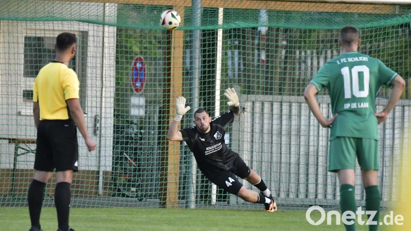 Keine Chance: Felix Hummel, der Torhüter des 1. FC Schlicht, konnte gegen den von Bastian Freisinger (SV Hahnbach) getretenen Foulelfmeter zum 4:0-Endstand absolut nichts ausrichten. Bild: Hubert Ziegler