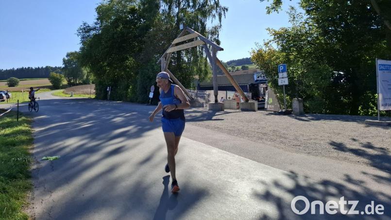 Der Erstplatzierte Robert Lobinger blickt vor dem Einlauf ins Freizeitgelände vorsichtshalber noch einmal um, nachdem ihm Dominik Hanauer gefolgt war. Bild: gz