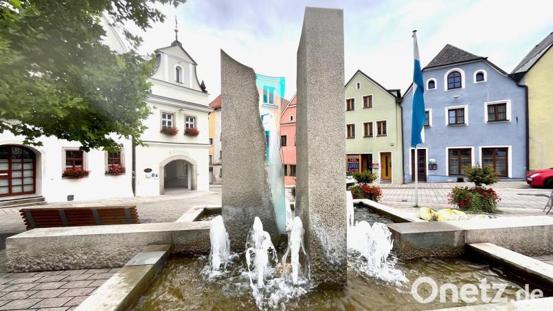 Die Pumpen für die kleinen Fontänen des Brunnens vor dem Rathaus in Neustadt laufen künftig von 10 Uhr bis 22 Uhr. Bild: Gabi Schönberger