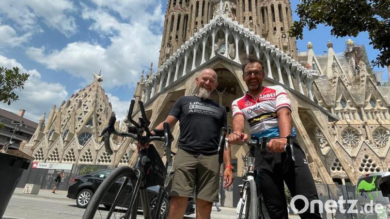Josef Reger (links) und Johann Feneis vor der &quot;Sagrada Família&quot; in Barcelona. Das Duo fuhr in sechs Tagen nach Katalonien und in ebenso vielen wieder zurück. Bild: Reger/Feneis