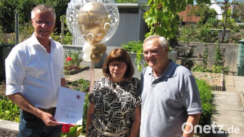 Hirschaus Bürgermeister Hermann Falk gratuliert Anaa und Willi Brandt zur Goldenen Hochzeit. Bild: fg
