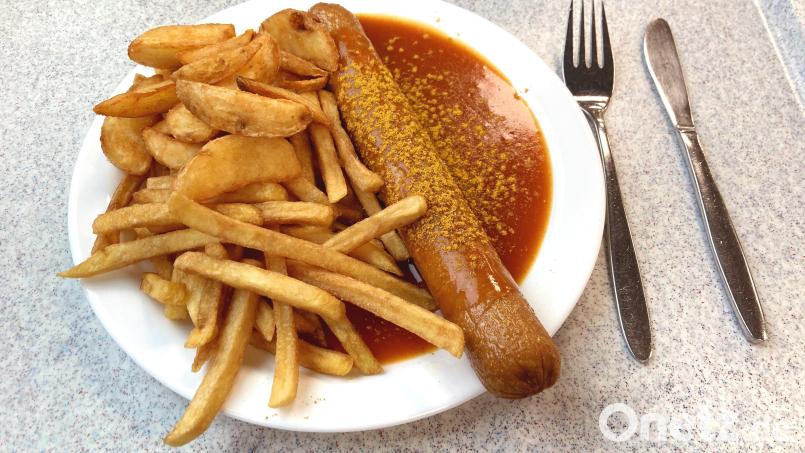 Die vegane Currywurst in der Mensa der OTH in Weiden sieht einer originalen Currywurst aus Fleisch ähnlich. Bild: Stefanie Swann