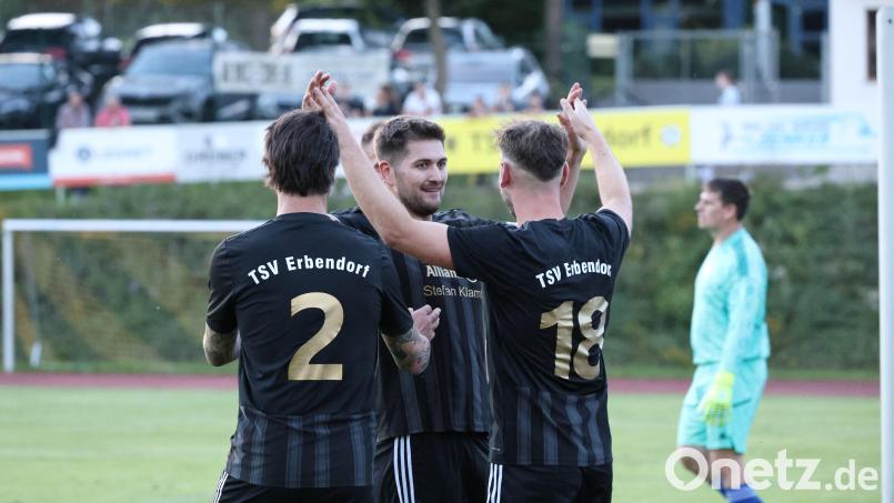 Der TSV Erbendorf durfte beim Sieg gegen den TSV Eslarn fünfmal jubeln, rechts Zweifach-Torschütze und Spielertrainer Benjamin Scheidler. Bild: Dieter Jäschke