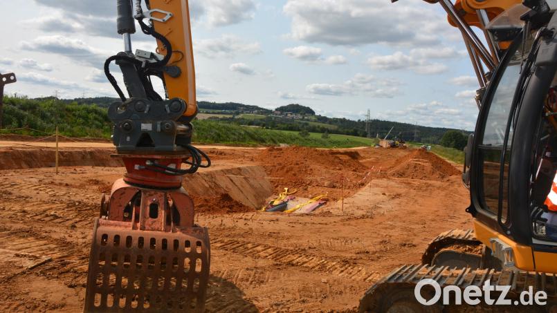 Die Arbeiten an der Stromtrasse „Süd-Ost-Link&quot; gehen unvermittelt weiter. Bild: jr