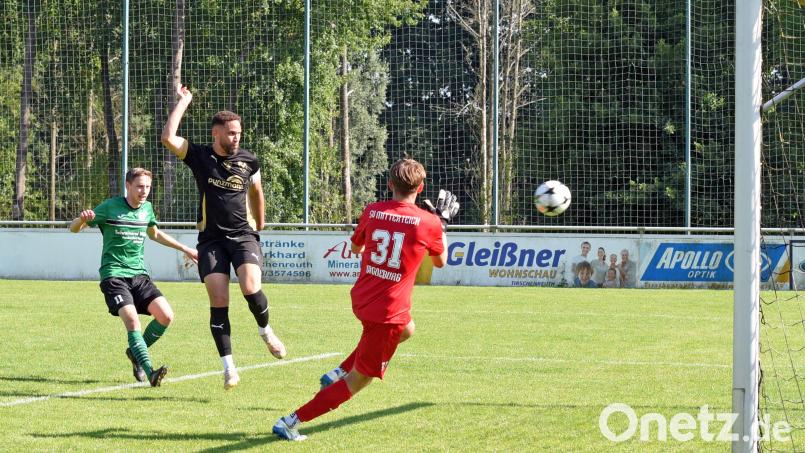 Der vierfache Torschütze Anthony Hofweller (Mitte) schießt zum 5:1-Endstand für den FC Tirschenreuth ein. Die Mitterteicher Julian Enders (links) und Torwart Nico Magdeburg sind ohne Abwehrchance. Bild: Gebert