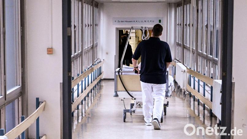Essstörungen sind eine ernste Krankheit, teilweise müssen Patientinnen und Patienten im Krankenhaus behandelt werden. Symbolbild: Jens Kalaene/dpa