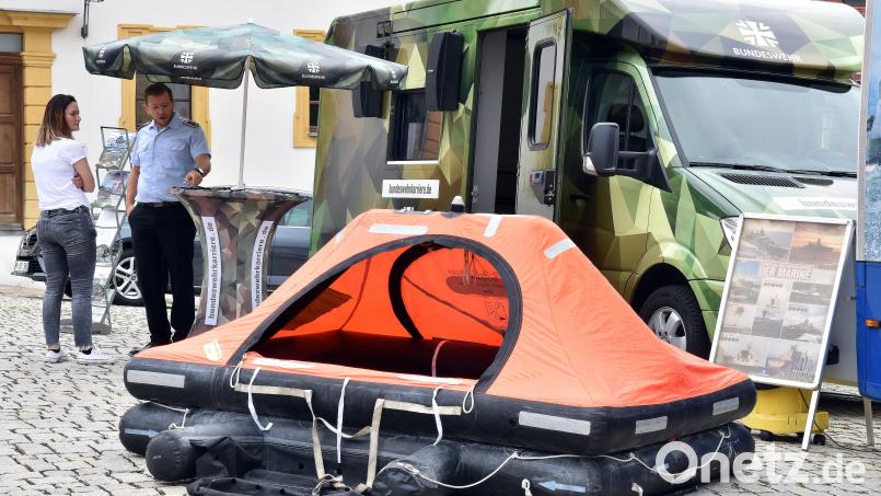 Mit einem Rettungsschlauchboot für sechs Personen und zwei Info-Lkw versuchte die Bundeswehr, speziell die Marine, am Luitpoldpatz Aufmerksamkeit zu erzeugen und für sich als Arbeitgeber zu werben. Vereinzelt gelang das, der große Andrang blieb aber aus. Bild: Stephan Huber