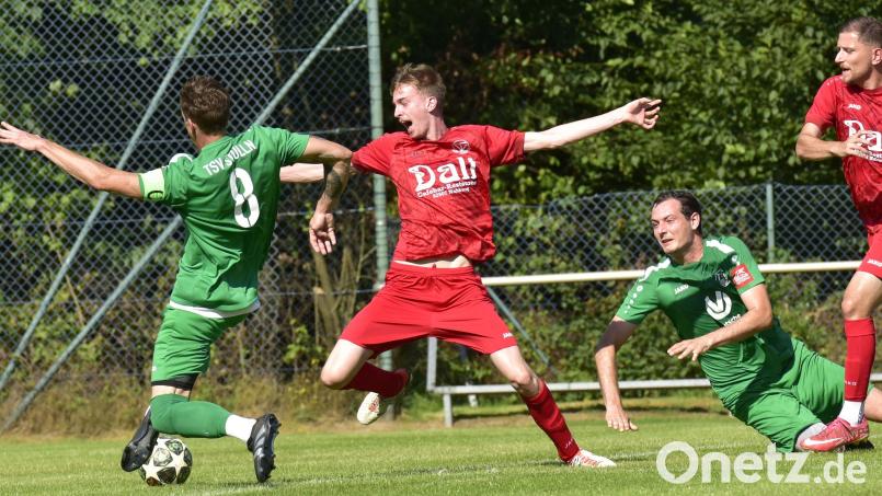 Patrick Bauer (Zweiter von links) zeigt vollen Einsatz. Auch beim 4:3-Sieg gegen den TSV Stulln war der junge Spieler erfolgreich. Insgesamt hat der TV-Stürmer schon fünf Saisontore erzielt. Bild: ham