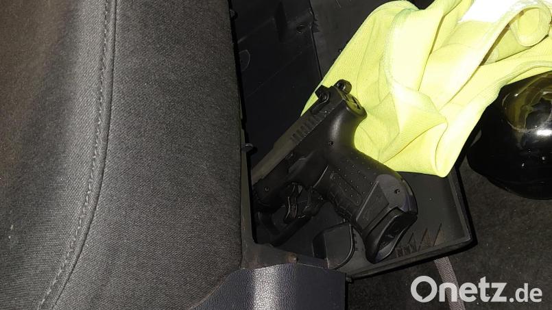 Die Beamten der Bundespolizei Furth im Wald entdeckten diese Schreckschusspistole unter dem Beifahrersitz eines 18-jährigen Tschechen. Bild: Bundespolizei