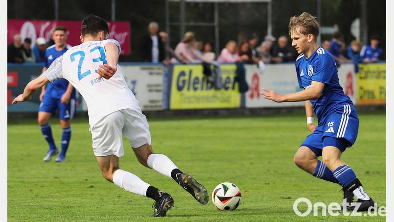 Torchancen sind in der Landesliga rarer als zuvor, so eine Erkenntnis aus den ersten Spieltagen. Mit mehr Konsequenz soll sich das ändern – dafür soll unter anderem Stürmer Bastian Schreml (rechts) gegen Roding sorgen. Bild: war