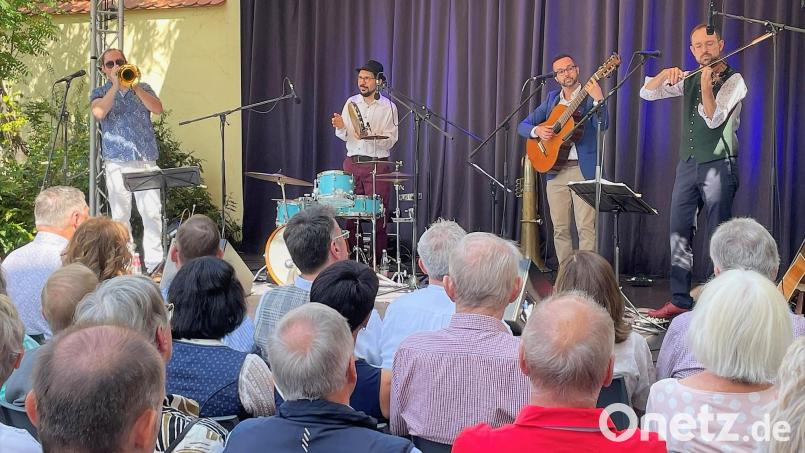 Mit einem wunderschönen Konzert und brasilianisch-bayerischen Klängen setzten die vier Mitglieder von Bawaschôro (v.l.n.r.) Xaver Maria Himpsl, Ludwig Maximilian Himpsl, Henrique Miranda de Rebouꞔas einen Schlusspunkt unter das diesjährige Sommerfestival. Bild: Susanne Schwab