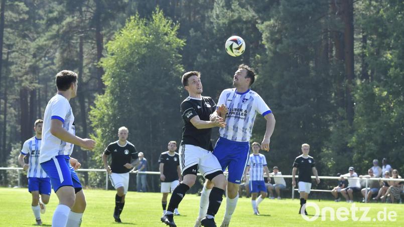 Michael Roith (rechts) vom SV Freudenberg ist Sieger in diesem Kopfballduell gegen Patrick Dehling (links) vom FC Edelsfeld. Die Freudenberger gewannen die Partie am vergangenen Sonntag mit 3:1. Bild: Hubert Ziegler
