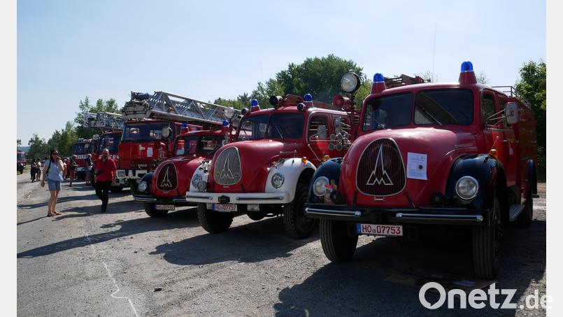 65 historische Feuerwehrfahrzeuge waren auf dem Platz neben dem Feuerwehrhaus aufgestellt. Bild: flm