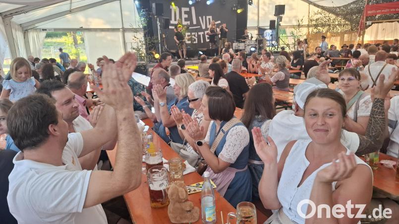 Gute Stimmung im Festzelt bei der &quot;Schmigoner Kirwa&quot; Bild: jua