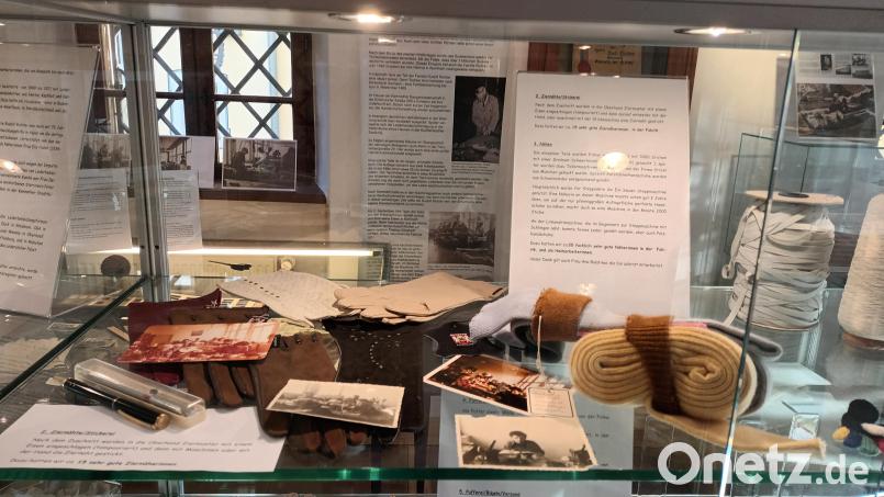 Mit einer von der Unternehmerfamilie reich bestückten Sonderausstellung erinnert das Kemnather Museum an das Vertriebenenunternehmen Richter, das bis in die 1980er Jahre in Kemnath Handschuhe und andere Bekleidungsstücke herstellte. Bild: Bernhard Piegsa