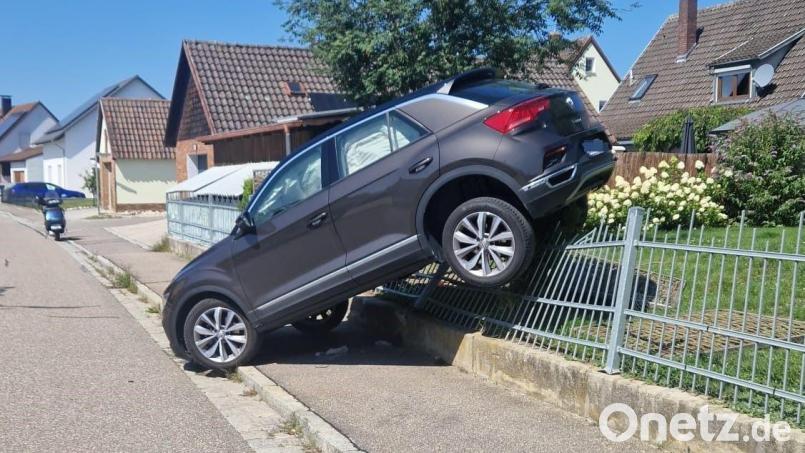 In Schwarzenfeld fuhr eine Frau in einen Gartenzaun, glücklicherweise wurde laut Polizeiangaben niemand verletzt. Bild: mab