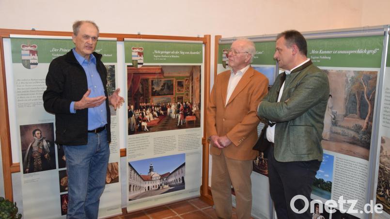 Am Bild der Hochzeit von Bayerns Auguste Amalie und Eugène de Beauharnais spricht Josef Schönwetter als Initiator der Ausstellung vor Nicolaus Herzog von Leuchtenberg und Bürgermeister Anton Kappl von der Geburtsstunde des Königreichs Bayern. Bild: fz
